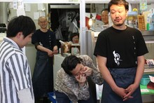 ロケ中の霜降り明星。(c)静岡朝日テレビ