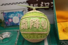 霜降り明星仕様にカットされたメロン。(c)静岡朝日テレビ