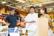 左からおぎやはぎ、ほのか。(c)メ～テレ