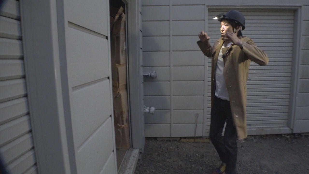 コンテナの扉を開ける千原ジュニア。