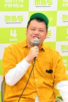 会見で見どころを語った野性爆弾くっきー。