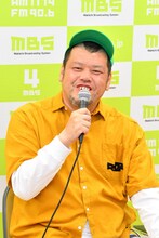 会見で見どころを語った野性爆弾くっきー。