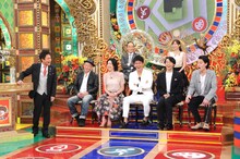 「俳句の才能査定ランキング」に挑戦する面々。前列右端が霜降り明星・粗品。(c)MBS