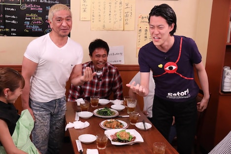 ダウンタウン、若槻千夏（左）、霜降り明星・粗品（右）。(c)フジテレビ