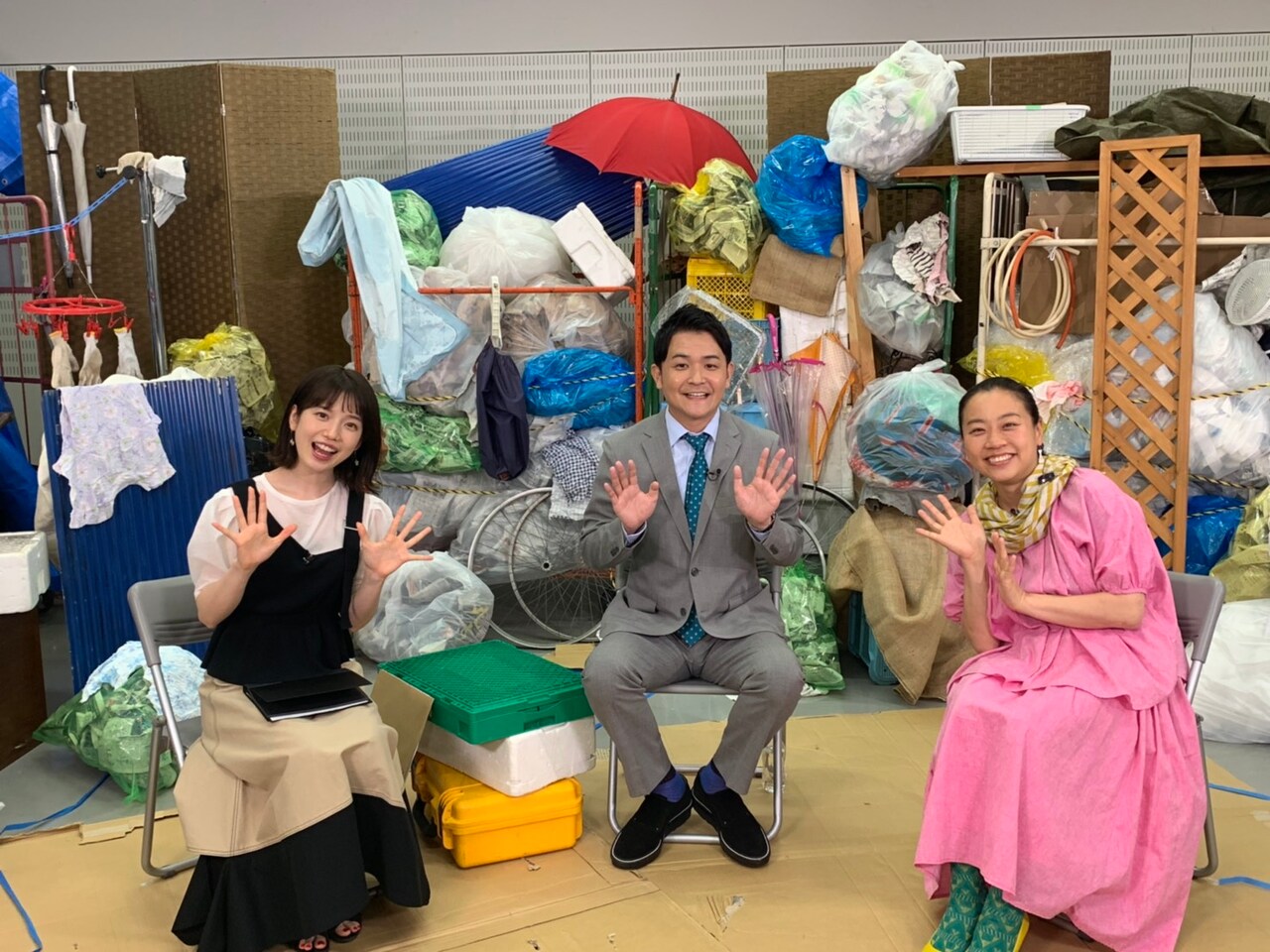 「ノブナカなんなん？」に出演する（左から）弘中綾香アナ、千鳥ノブ、いとうあさこ。(c)テレビ朝日