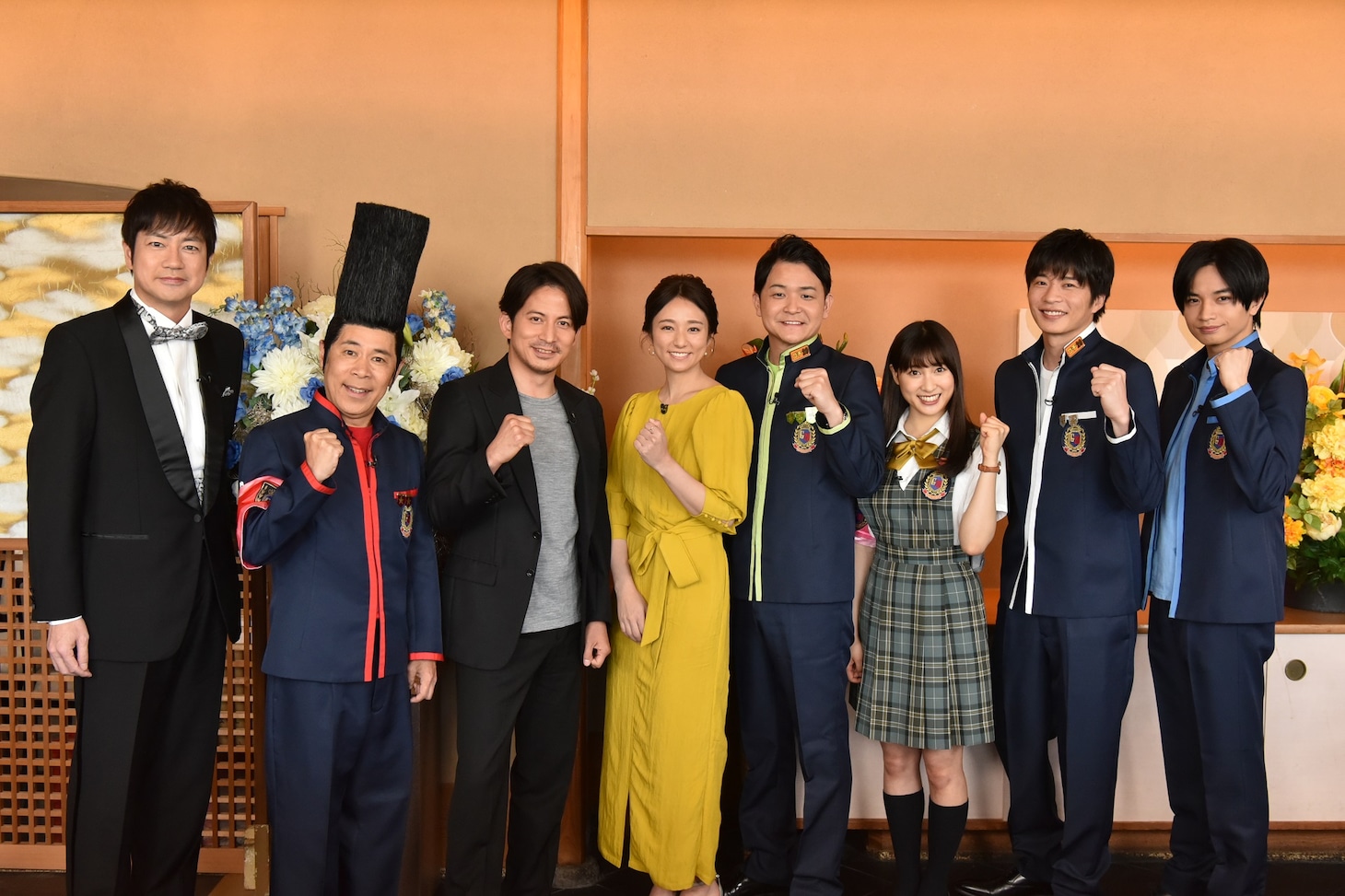 「グルメチキンレース ゴチになります！20」に参加する（左から）羽鳥慎一、ナインティナイン岡村、岡田准一、木村文乃、千鳥ノブ、土屋太鳳、田中圭、中島健人。(c)日本テレビ