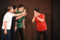 オープニングで「“エネルギーゲージ”がもうこれくらい」とアピールするザ・マミィ酒井（右）。