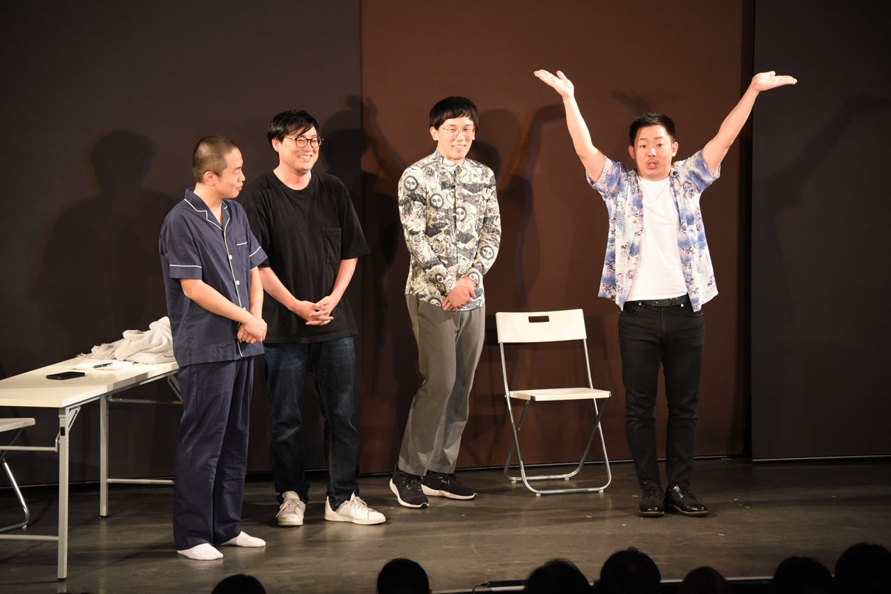 「ZOMMY」ポーズを1人で披露するザ・マミィ酒井（右）。