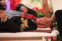 とある休日の過ごし方を体験する出川哲朗。(c)フジテレビ