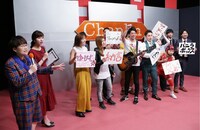 ショートネタを披露する芸人たち。