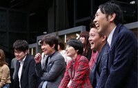 ネタを鑑賞するMC陣。