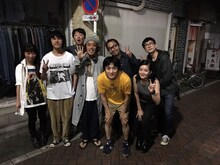 「いちごの唄」にカメオ出演しているエレキコミック（左から3番目が今立、4番目がやつい）、曽我部恵一（後列右から2番目）ら。