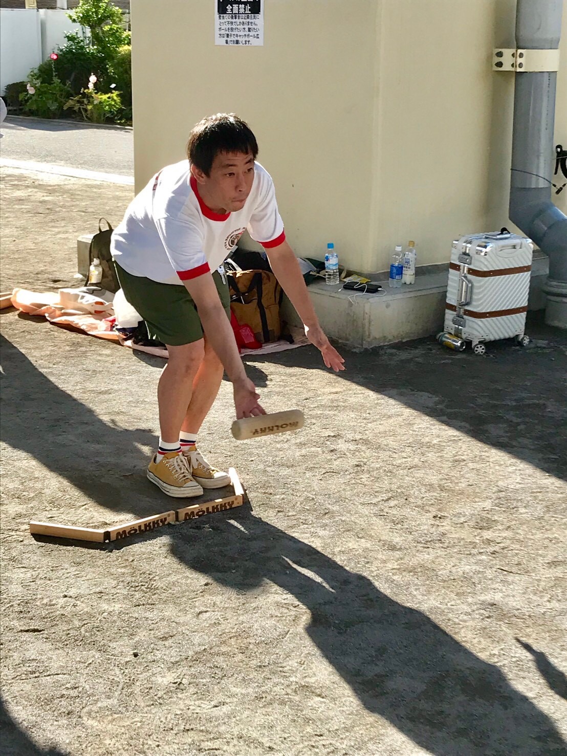 モルックの練習に励むさらば青春の光・森田