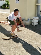 モルックの練習に励むさらば青春の光・森田