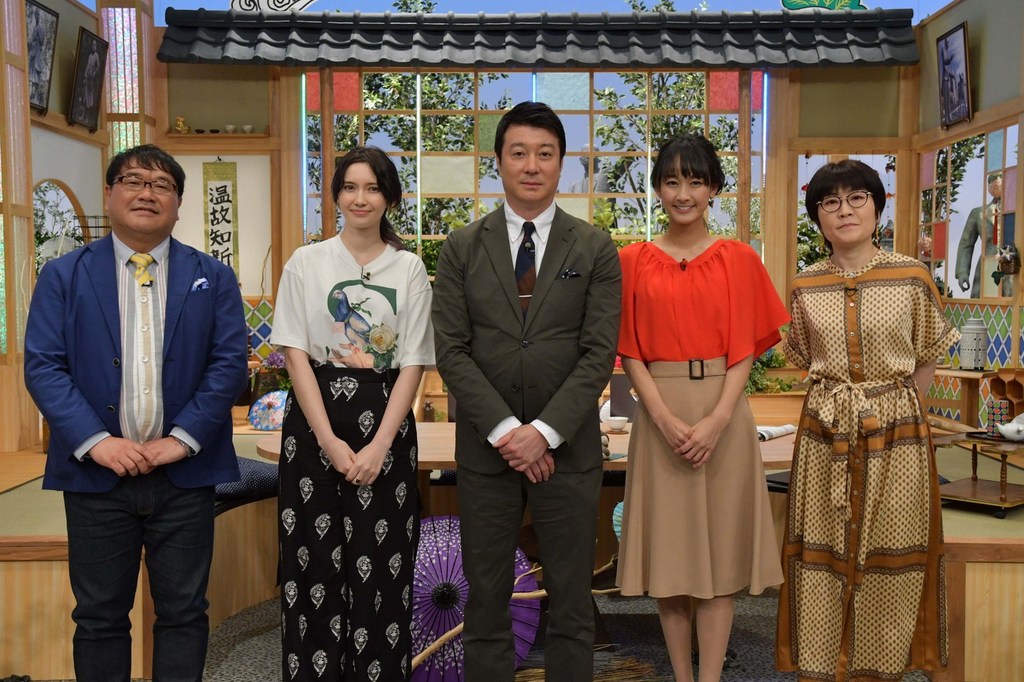 「日本全国！こんな所にスゴイ人 銅像スター調査隊！」に出演する（左から）カンニング竹山、市川紗椰、加藤浩次、浦口史帆アナ、光浦靖子。(c)東海テレビ