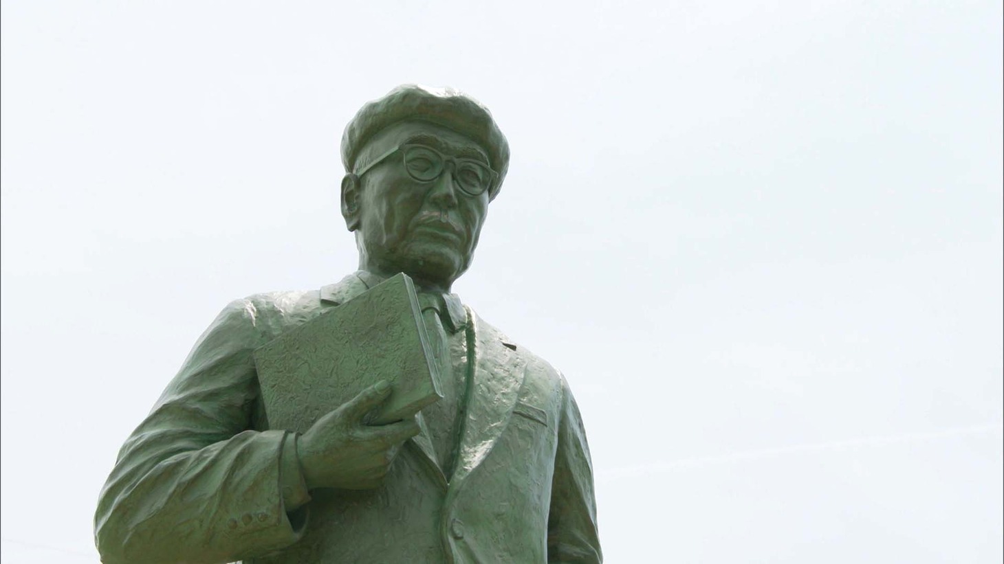 江戸川乱歩の銅像。(c)東海テレビ