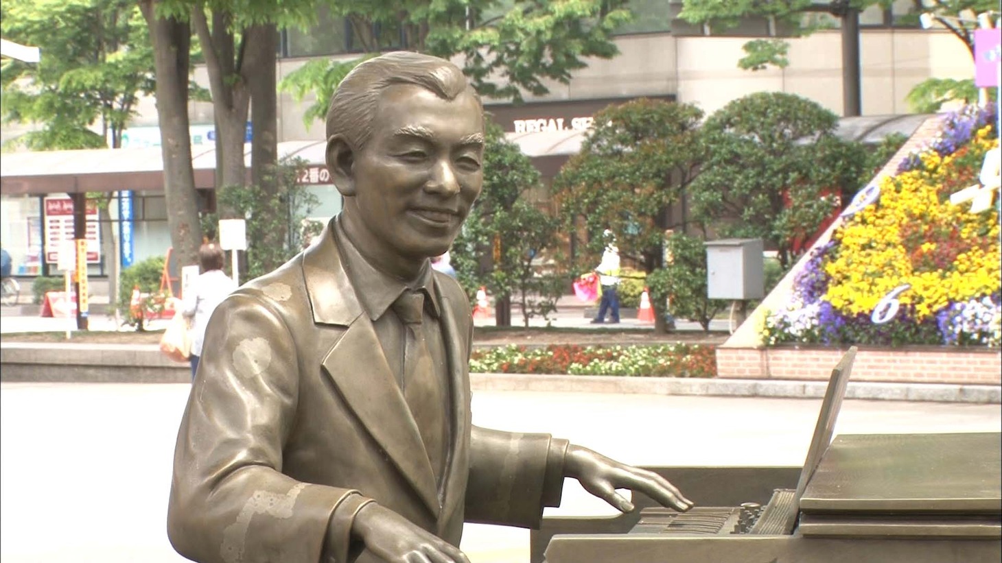 古関裕而の銅像。(c)東海テレビ