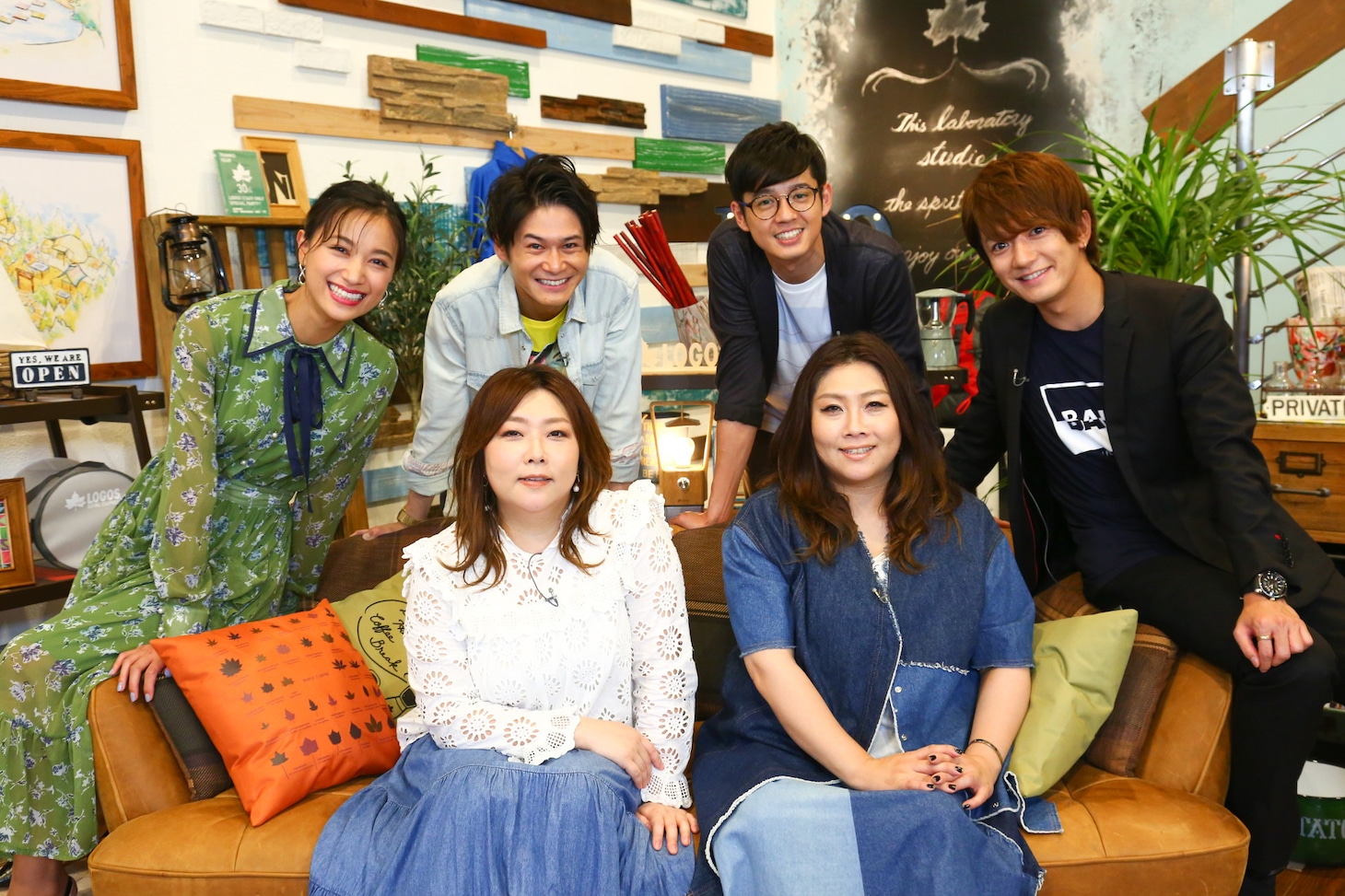 「やすともの恋愛島～極限LOVEサバイバル～」に出演する海原やすよ ともこと、（後列左から）高橋ユウ、トット、大倉士門。(c)ABCテレビ