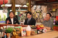 「おかべろ」に出演する平成ノブシコブシ、ナインティナイン岡村（右）。(c)関西テレビ