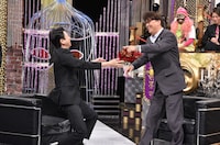 左から有吉弘行、嶋大輔。(c)日本テレビ