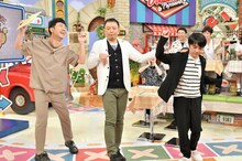 踊る（左から）藤井隆、中川家。(c)読売テレビ