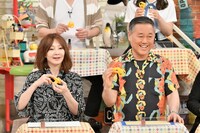 左からYOU、辻本茂雄。(c)読売テレビ