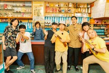 遊技場を訪れたハナコとnever young beach。