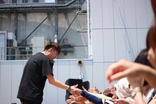 甘い歌声を披露するアインシュタイン河井。