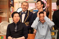 （前列左から）今田耕司、ネプチューン堀内と、カミナリ（後列）。(c)フジテレビ