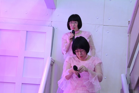 階段を下りてステージに現れた阿佐ヶ谷姉妹。