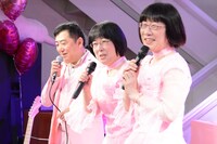 左から岩下和了社長、阿佐ヶ谷姉妹。