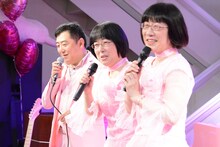 左から岩下和了社長、阿佐ヶ谷姉妹。