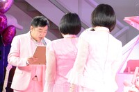 委嘱状を受け取る阿佐ヶ谷姉妹。