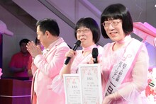 委嘱状を受け取った阿佐ヶ谷姉妹（右）。