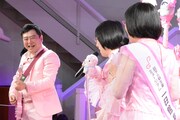 岩下和了社長（左）のギター演奏に合わせて歌う阿佐ヶ谷姉妹（右）。