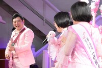 岩下和了社長（左）のギター演奏に合わせて歌う阿佐ヶ谷姉妹（右）。