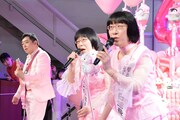 岩下和了社長（左）のギター演奏に合わせて歌う阿佐ヶ谷姉妹（右）。