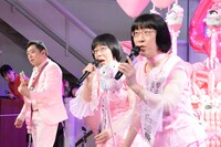 岩下和了社長（左）のギター演奏に合わせて歌う阿佐ヶ谷姉妹（右）。