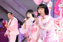 岩下和了社長（左）のギター演奏に合わせて歌う阿佐ヶ谷姉妹（右）。