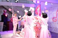 ピンク色の風船を割る（左から）岩下和了社長、阿佐ヶ谷姉妹。