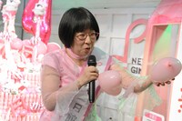 子供たちにハート形の風船を渡す阿佐ヶ谷姉妹・美穂。
