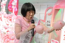 子供たちにハート形の風船を渡す阿佐ヶ谷姉妹・美穂。