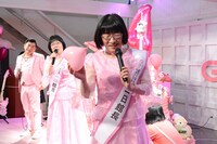 子供たちにハート形の風船を渡す阿佐ヶ谷姉妹・江里子。
