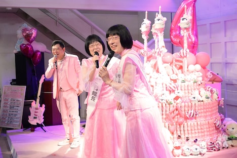 2019年に行われた1日館長就任式の様子。左から岩下和了社長、阿佐ヶ谷姉妹。