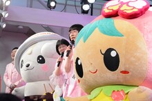 ご当地キャラクターに挟まれる阿佐ヶ谷姉妹。