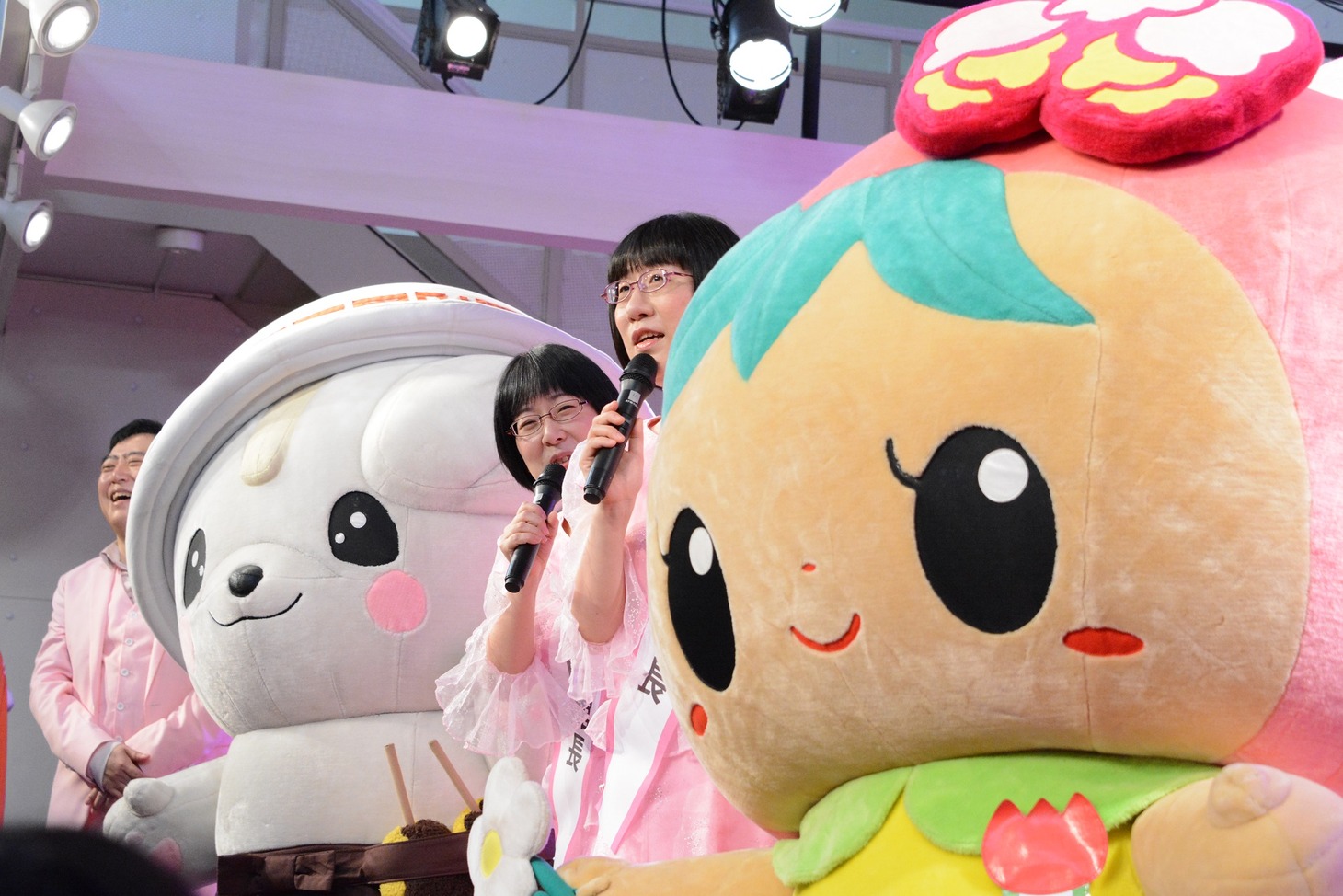 ご当地キャラクターに挟まれる阿佐ヶ谷姉妹。