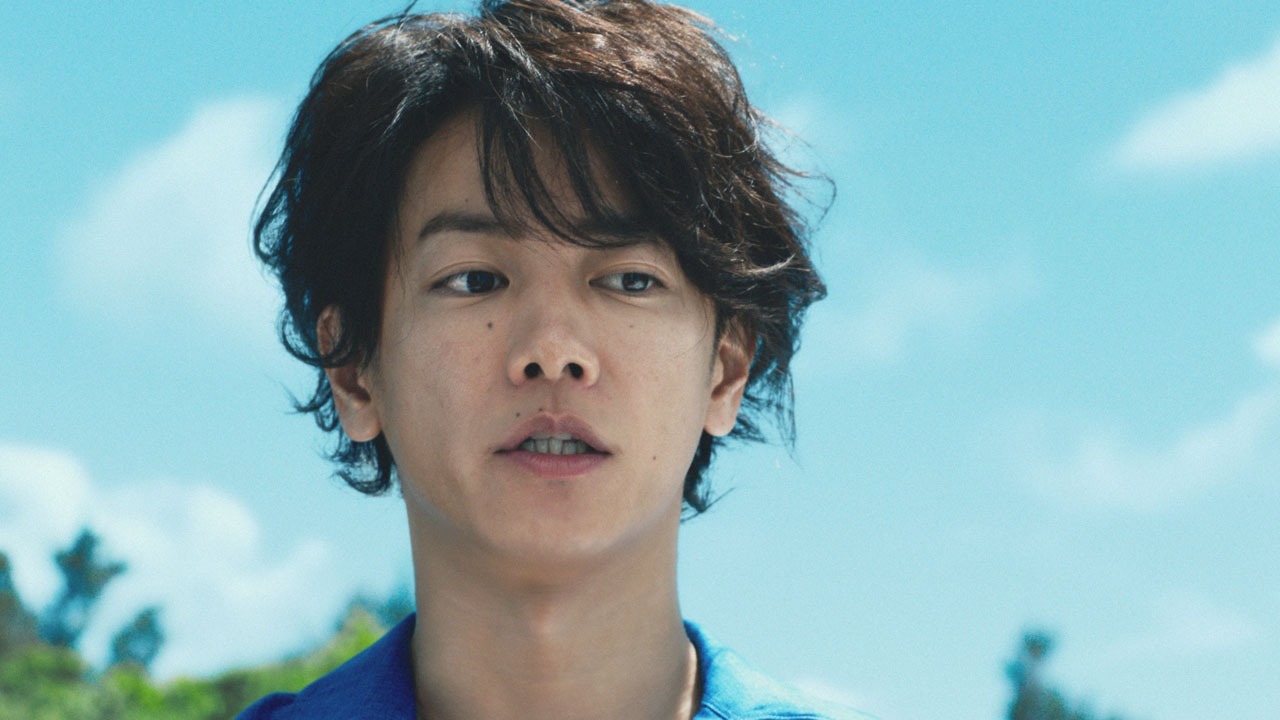 「サマージャンボ宝くじ『海辺で宝くじ』」編に出演する佐藤健。