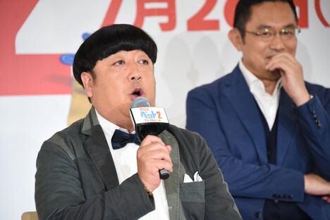 バナナマン日村（左）