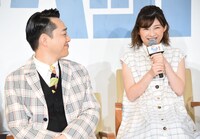 伊藤沙莉（右）のトークに相づちを打つバナナマン設楽（左）。