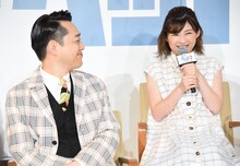 伊藤沙莉（右）のトークに相づちを打つバナナマン設楽（左）。